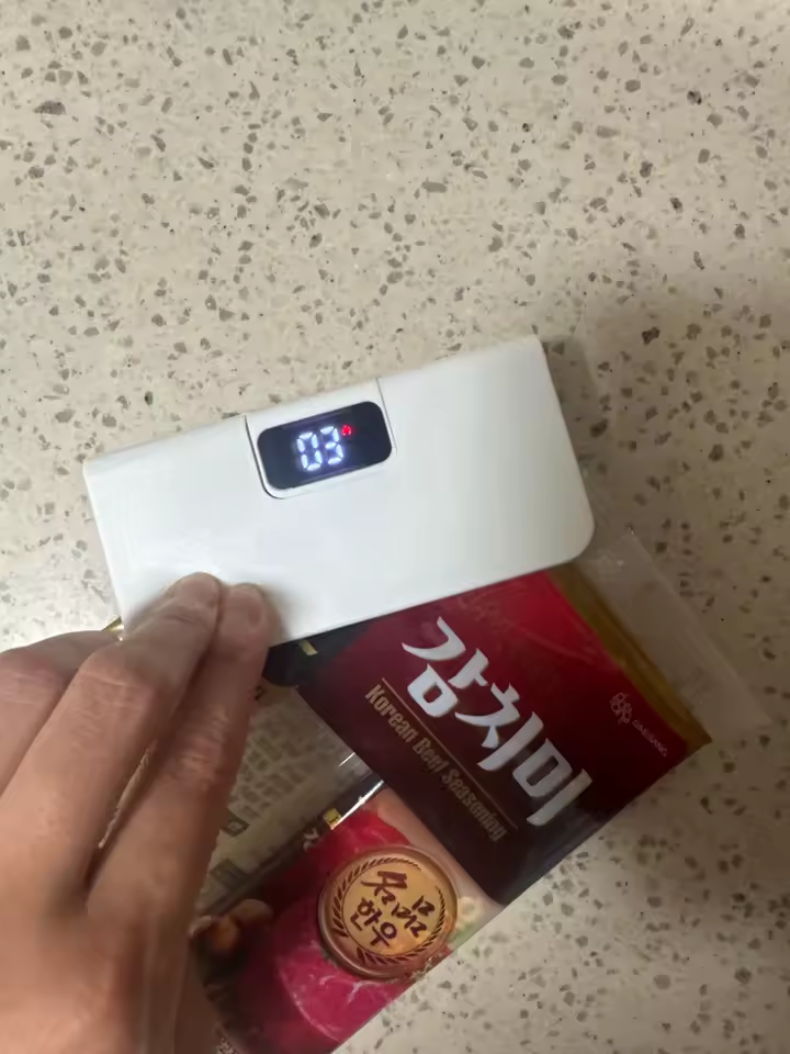 FRESCHÒ sigilla un sacchetto di alimenti